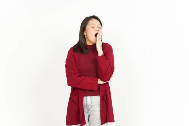 Beyaz arka planda kırmızı gömlekli esneyen güzel Asyalı kadın.