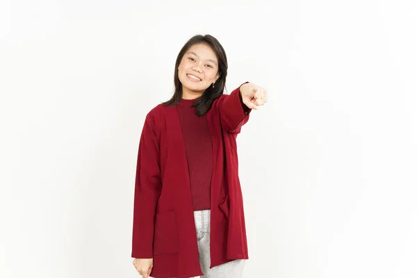 Apontando Para Você Bela Mulher Asiática Vestindo Camisa Vermelha Isolada — Fotografia de Stock