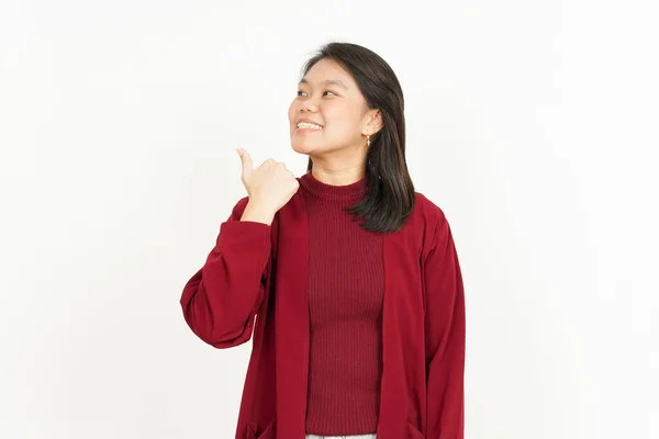白い背景に赤いシャツを着た美しいアジア人女性以外の商品を指す — ストック写真