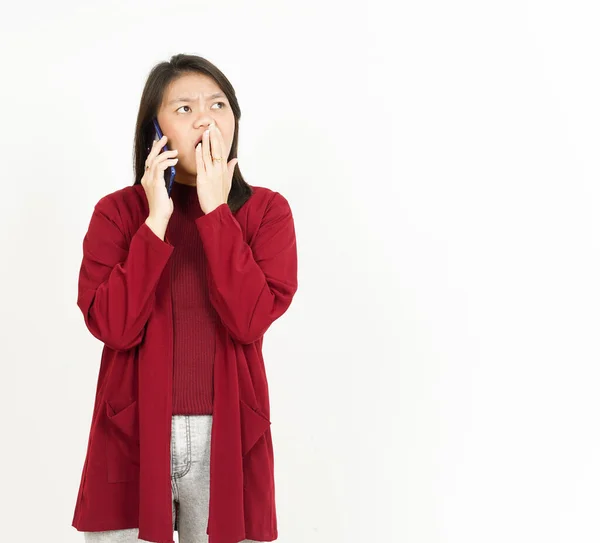 Telefonon Beszél Gyönyörű Ázsiai Megdöbbent Arcával Piros Inget Visel — Stock Fotó