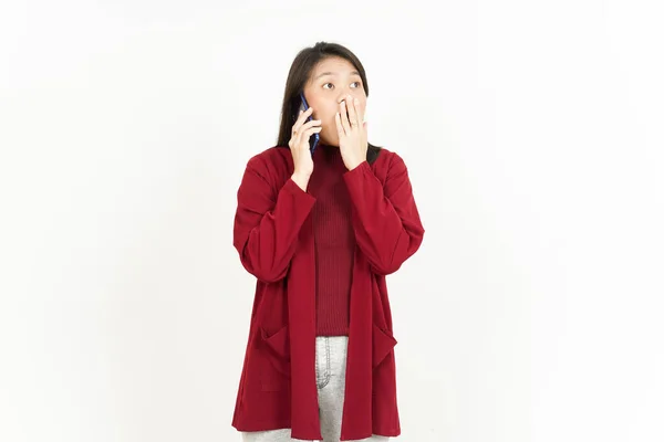 Telefonda Konuşurken Şok Olmuş Kırmızı Tişörtlü Güzel Bir Asyalı Kadın — Stok fotoğraf