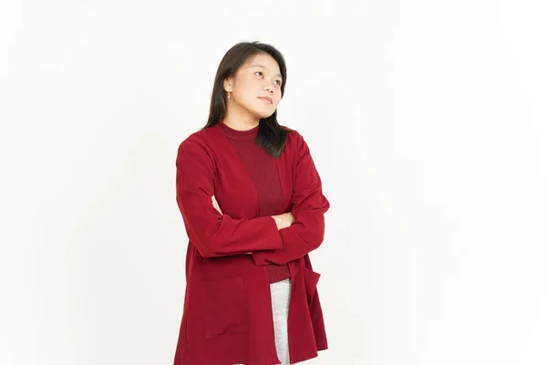 白い背景に赤いシャツを着た美しいアジア人女性の折り目の腕と笑顔 — ストック写真
