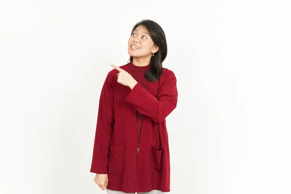 Wijzend Product Naast Mooie Aziatische Vrouw Dragen Rood Shirt Geïsoleerd — Stockfoto