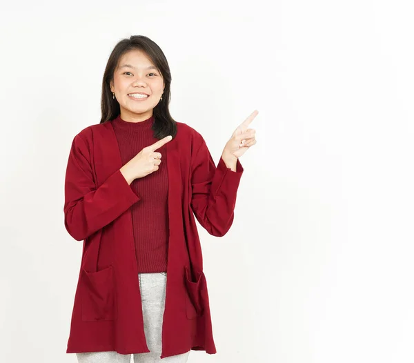 Pointing Produkt Neben Der Schönen Asiatischen Frau Trägt Rotes Hemd — Stockfoto