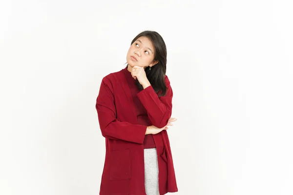 白い背景に隔離された赤いシャツを着た美しいアジア人女性の思考ジェスチャー — ストック写真