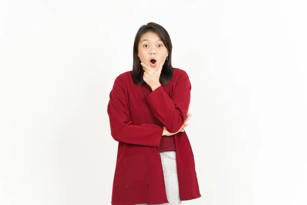 白い背景に隔離された赤いシャツを着た美しいアジア人女性のWow顔ジェスチャー — ストック写真