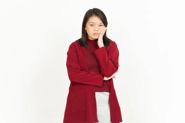 白い背景に赤いシャツを着た美しいアジア人女性の退屈なジェスチャー — ストック写真