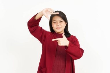 Beyaz arka planda izole edilmiş kırmızı gömlekli güzel Asyalı bir kadının elleriyle çerçeve yapıyor.