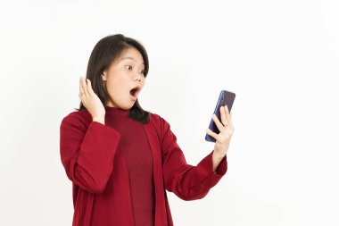 Beyaz arka planda kırmızı gömlekli güzel Asyalı bir kadının akıllı telefonunu tutmak ve kullanmak.
