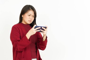 Beyaz tişörtlü, güzel Asyalı bir kadının akıllı telefonunda cep telefonu oyunu oynuyorum.