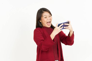 Beyaz tişörtlü, güzel Asyalı bir kadının akıllı telefonunda cep telefonu oyunu oynuyorum.