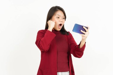 Beyaz tişörtlü, güzel Asyalı bir kadının akıllı telefonunda cep telefonu oyunu oynuyorum.