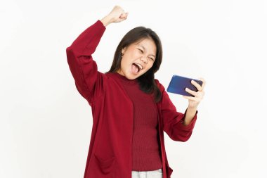 Beyaz tişörtlü, güzel Asyalı bir kadının akıllı telefonunda cep telefonu oyunu oynuyorum.