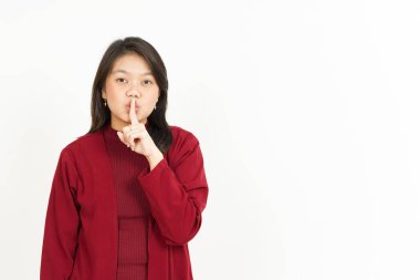 Sessiz ol, beyaz arka planda kırmızı gömlekli güzel Asyalı kadın.