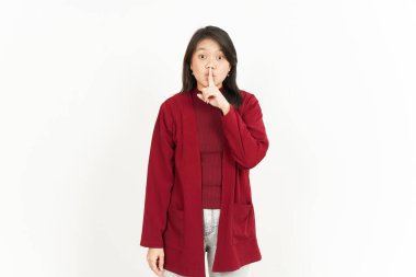 Sessiz ol, beyaz arka planda kırmızı gömlekli güzel Asyalı kadın.