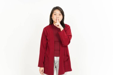 Sessiz ol, beyaz arka planda kırmızı gömlekli güzel Asyalı kadın.