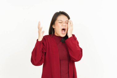 Beyaz arka planda kırmızı gömlekli güzel bir Asyalı kadının baş ağrısı.