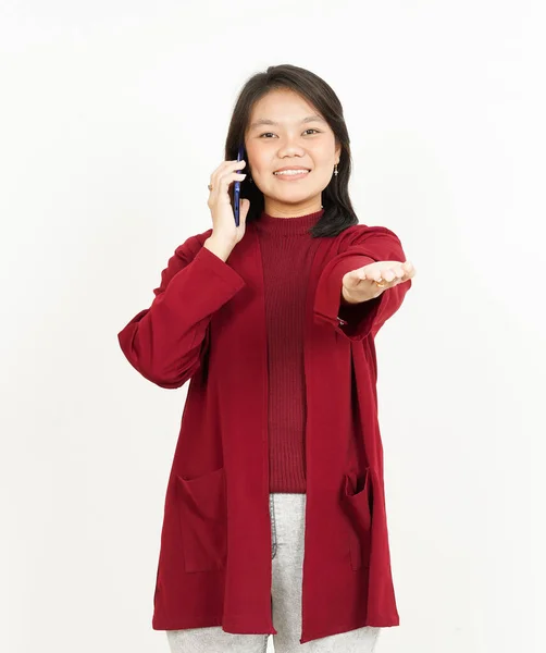 スマートフォンで話すと赤いシャツを着た美しいアジアの女性の手を提供 — ストック写真