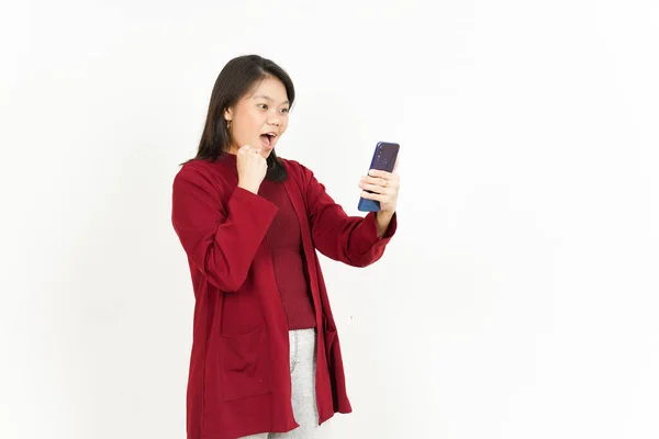 Тримаючи Використовуючи Смартфон Красивої Азіатки Червоній Сорочці Ізольовані Білому Тлі — стокове фото