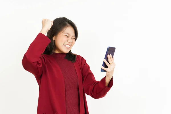Тримаючи Використовуючи Смартфон Красивої Азіатки Червоній Сорочці Ізольовані Білому Тлі — стокове фото