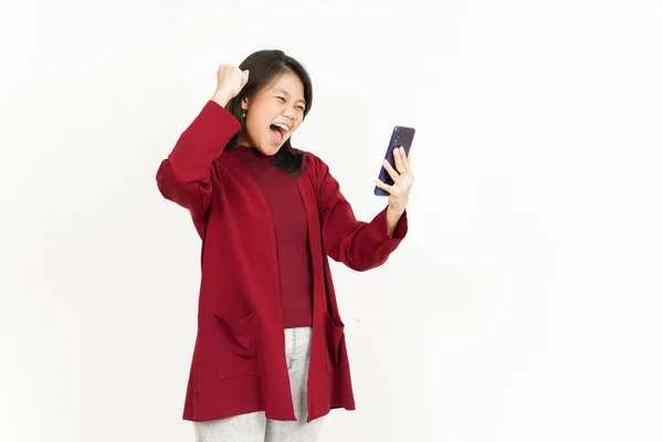 바탕에서 셔츠를 아름다운 아시아 여자의 스마트폰을 사용하는 — 스톡 사진
