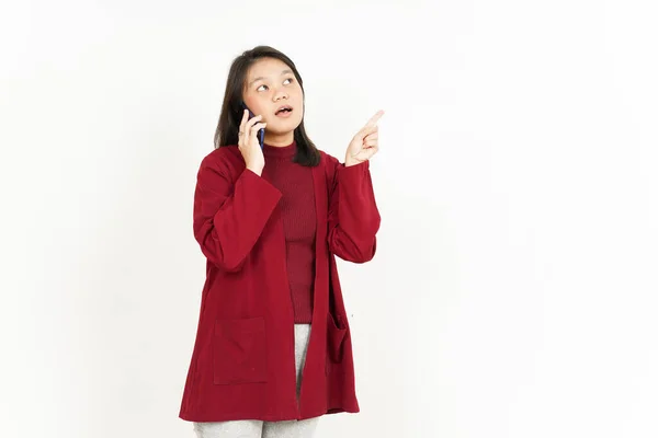 Hablando Smartphone Señalando Aparte Hermosa Mujer Asiática Con Camisa Roja —  Fotos de Stock