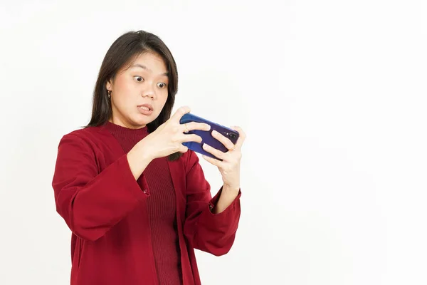 Гра Мобільному Телефоні Красивої Азіатки Червоній Сорочці Ізольовані Білому — стокове фото