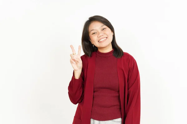 白い背景に赤いシャツを着た美しいアジアの女性の平和サインを示す — ストック写真