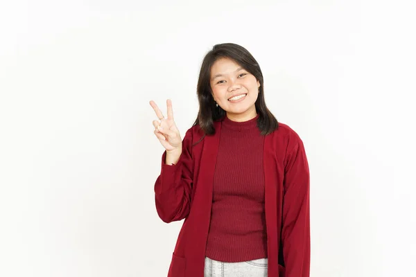 Mostrando Sinal Paz Bela Mulher Asiática Vestindo Camisa Vermelha Isolada — Fotografia de Stock