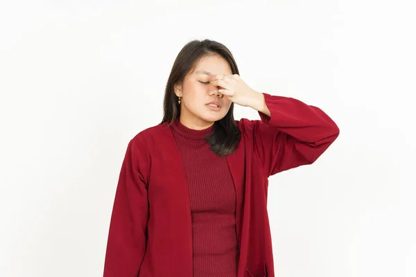 白い背景に赤いシャツを着た美しいアジア人女性の頭痛の種 — ストック写真