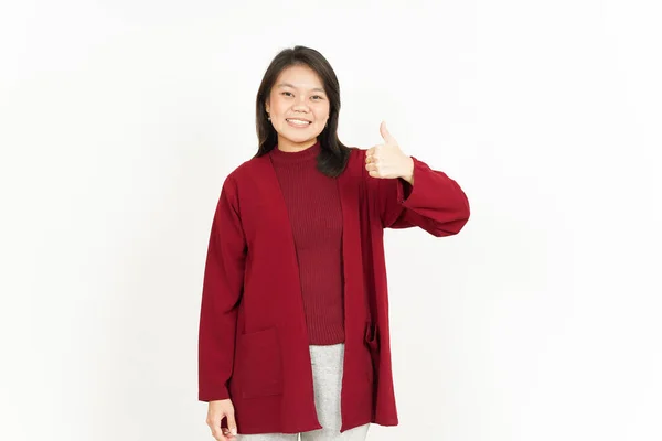 白い背景に赤いシャツを着た美しいアジア人女性の親指を見せる — ストック写真