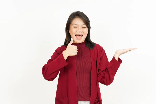Zeigt Empfohlenes Produkt Auf Offener Handfläche Schöne Asiatin Trägt Rotes — Stockfoto