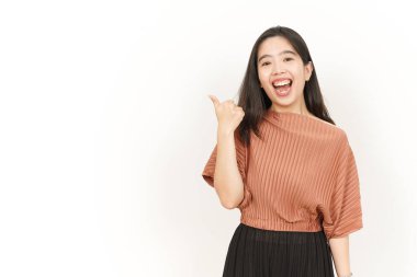 Beyaz arka planda izole edilmiş güzel Asyalı bir kadının yanında ürünler.