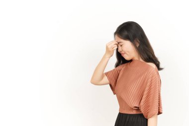 Beyaz arka planda izole edilmiş güzel Asyalı kadının baş ağrısı.