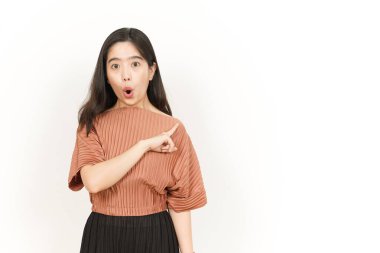 Beyaz arka planda izole edilmiş güzel Asyalı bir kadının yanında ürünler.