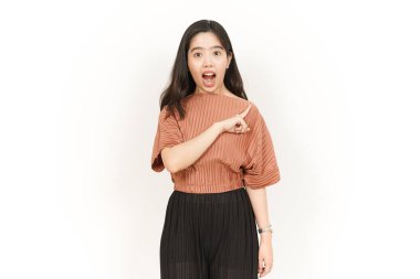 Beyaz arka planda izole edilmiş güzel Asyalı bir kadının yanında ürünler.