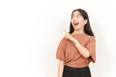 Beyaz arka planda izole edilmiş güzel Asyalı bir kadının yanında ürünler.