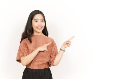 Beyaz arka planda izole edilmiş güzel Asyalı bir kadının yanında ürünler.