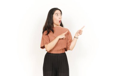 Beyaz arka planda izole edilmiş güzel Asyalı bir kadının yanında ürünler.