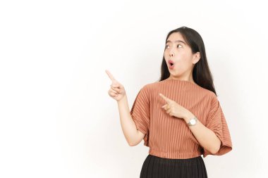 Beyaz arka planda izole edilmiş güzel Asyalı bir kadının yanında ürünler.