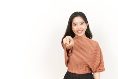 Beyaz arka planda izole edilmiş güzel Asyalı kadının kamerasına gülümse ve işaret et.