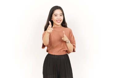 Beyaz arka planda izole edilmiş güzel Asyalı kadının kamerasına gülümse ve işaret et.