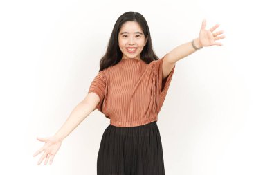 Beyaz arka planda tecrit edilmiş güzel bir Asyalı kadına sarıl.