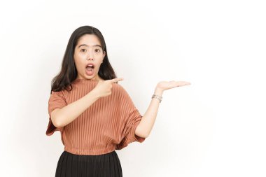 Beyaz arka planda izole edilmiş güzel Asyalı Kadın 'ın açık avucunda ürünlerini gösteriyor.