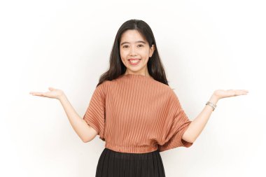 Açık Avuç 'ta Beyaz Üzerine İzole Güzel Asyalı Kadın' ın İki Ürününü Göstermek ve Sunmak