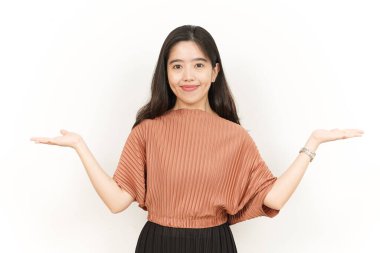 Açık Avuç 'ta Beyaz Üzerine İzole Güzel Asyalı Kadın' ın İki Ürününü Göstermek ve Sunmak