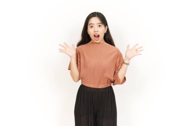 Beyaz arka planda izole edilmiş güzel Asyalı kadının şok surat ifadesi.