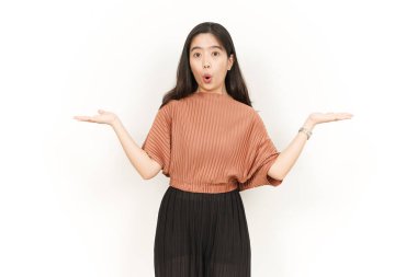 Açık Avuç 'ta Beyaz Üzerine İzole Güzel Asyalı Kadın' ın İki Ürününü Göstermek ve Sunmak