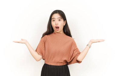 Açık Avuç 'ta Beyaz Üzerine İzole Güzel Asyalı Kadın' ın İki Ürününü Göstermek ve Sunmak