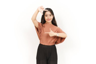 Beyaz arka planda tecrit edilmiş Asyalı Güzel Kadın Elleriyle Çerçeve Yap